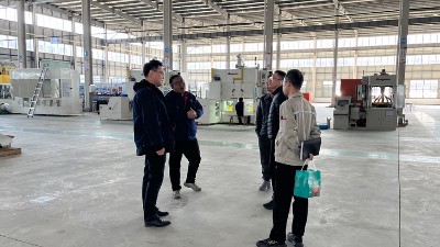 電池蓋帽客戶來訪考察鏈式噴膠機、滾噴設（shè）備