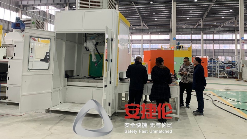 陶（táo）瓷製品客戶到（dào）訪驗收定（dìng）製版軌道式自動噴（pēn）膠機