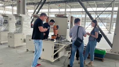 【縮徑機發貨】馬來（lái）西亞汽車減振客戶（hù）襯套全自動縮徑機成功交（jiāo）付