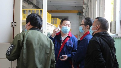 襯套客戶（hù）來訪塗膠機打樣，並參觀濕氏噴砂磷化線