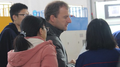 西班牙客戶慕名而來，參觀羞羞视频在线观看自動滾膠機、滾噴機！