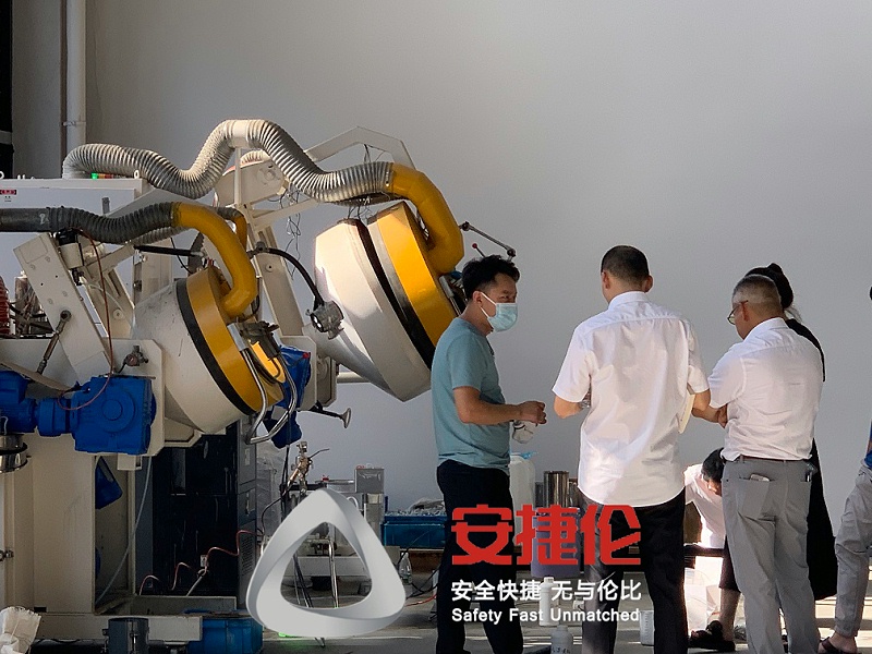 上海客戶參觀噴膠機（jī）、滾（gǔn）噴機 (4)