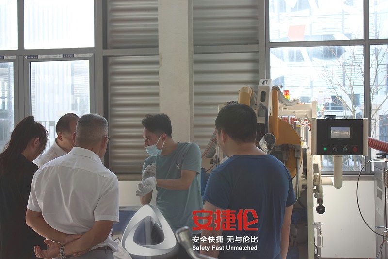 上海客戶參觀噴膠（jiāo）機、滾（gǔn）噴機 (2)