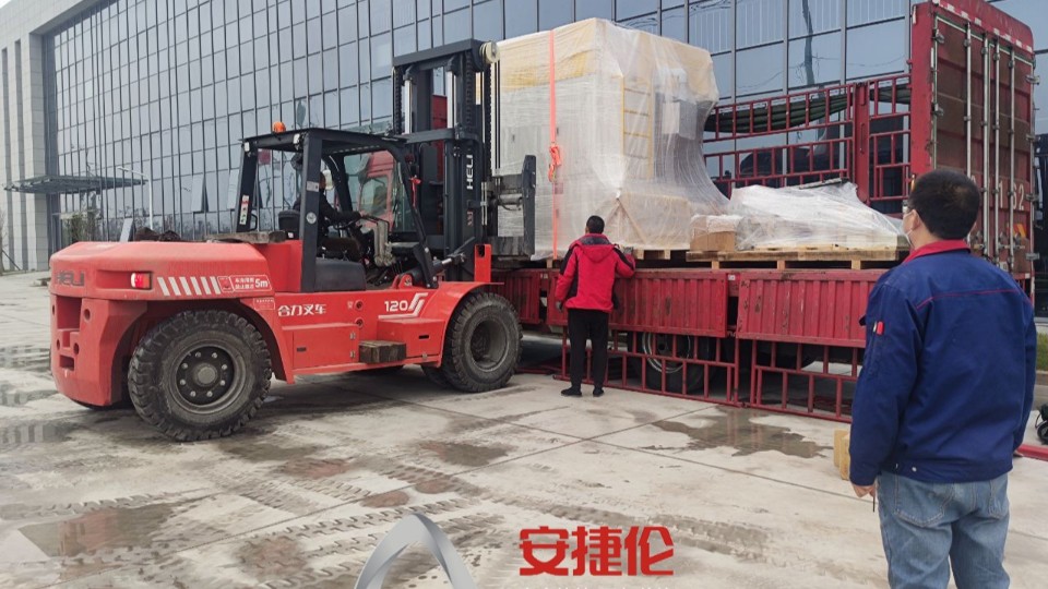 羞羞视频在线观看又一台（tái）自動噴膠機發貨啦！發往重慶汽車零部件製（zhì）造企業