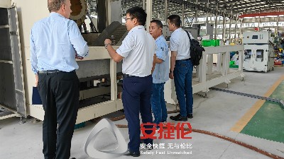 老（lǎo）客戶德國福沃（wò）克橡（xiàng）膠減震到訪安（ān）捷倫考察自動噴膠機