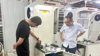 常州汽車減震件客戶 現（xiàn）場驗收襯套自動縮徑機