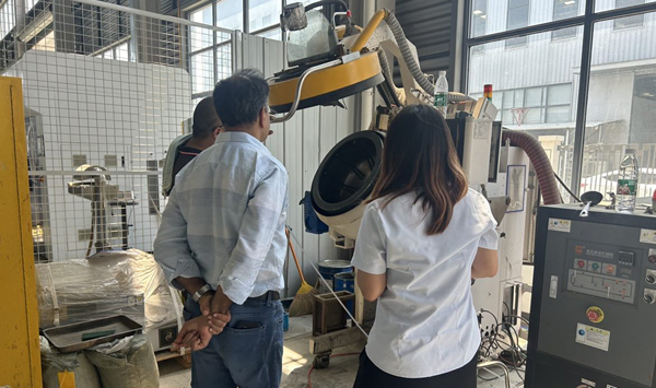 印度金剛石串珠客戶到訪羞羞视频在线观看 驗收自動滾噴機（jī）R55