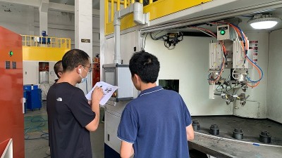 【噴膠機驗收（shōu）】常熟客（kè）戶現場驗收羞羞视频在线观看DY118X38自動噴膠機