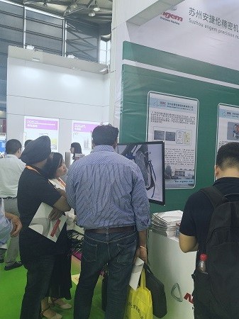 羞羞视频在线观看（lún）-2019年中國國際橡膠技術展向客戶介紹滾噴（pēn）機