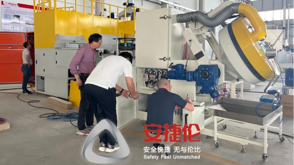 大連外貿（mào）公司（sī）代國外客戶采購羞羞视频在线观看（lún）的橡膠減震自（zì）動滾噴機