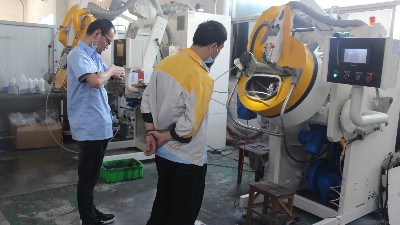電感磁材滾噴測試—知名電感企業來（lái）訪羞羞视频在线观看進行滾（gǔn）噴機打樣