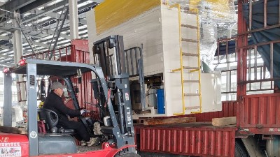 【噴膠機發貨（huò）】自動噴膠機PZD40發浙江汽車橡膠製品客戶