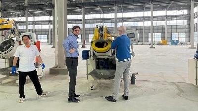 無錫橡膠密封件客戶到訪羞羞视频在线观看考察滾噴機，試（shì）機（jī）打樣