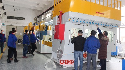 安（ān）捷倫新設備-鏈條噴膠（jiāo）機PLB216-ZB3015X順利通（tōng）過客（kè）戶驗收！