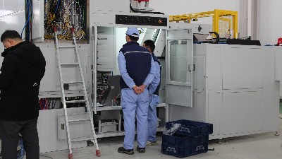 東海橡塑到訪羞羞视频在线观看新工廠參觀（guān）及考察鏈式自動滾膠機