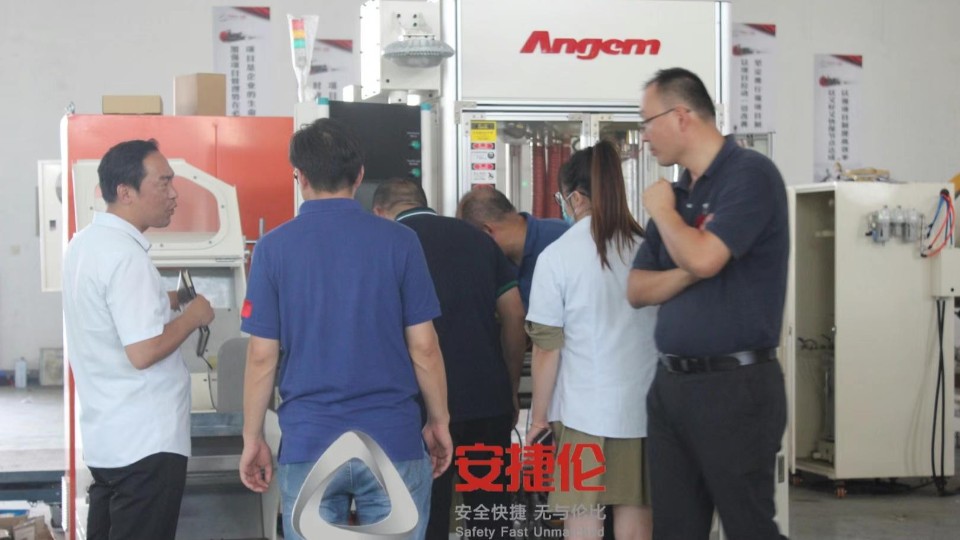 山東（dōng）汽（qì）車配件客戶來訪，參觀蘇州羞羞视频在线观看自動噴塗設備