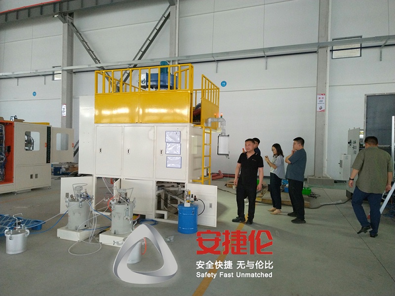 噴（pēn）膠機