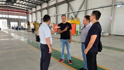 俄羅斯客戶（hù）到（dào）訪（fǎng）考察橡（xiàng）膠（jiāo）減震噴（pēn）塗設備、縮徑機、磷化線