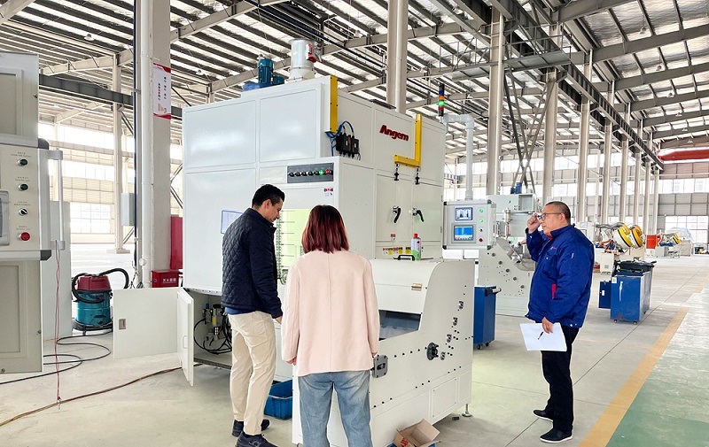 美國客戶驗收橡膠減震（zhèn）鏈式滾膠機 考察塗裝磷化廢氣處（chù）理設備