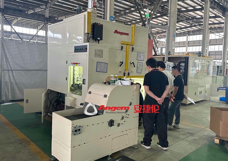 客戶驗收塗膠機