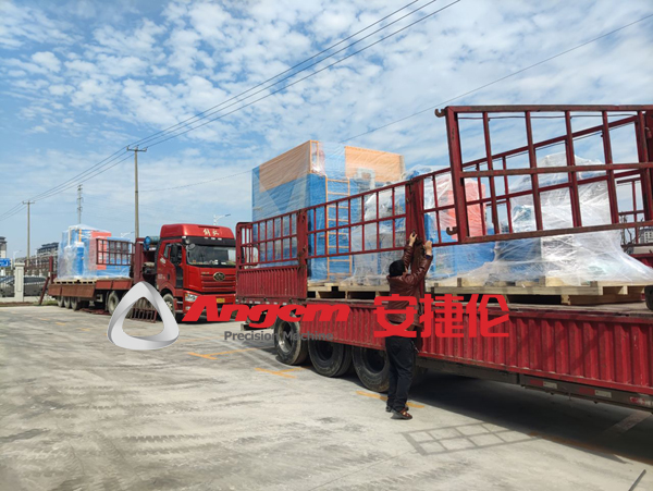 喜訊！順（shùn）利向浙江客戶發了5台智能自動化噴塗機縮徑設備